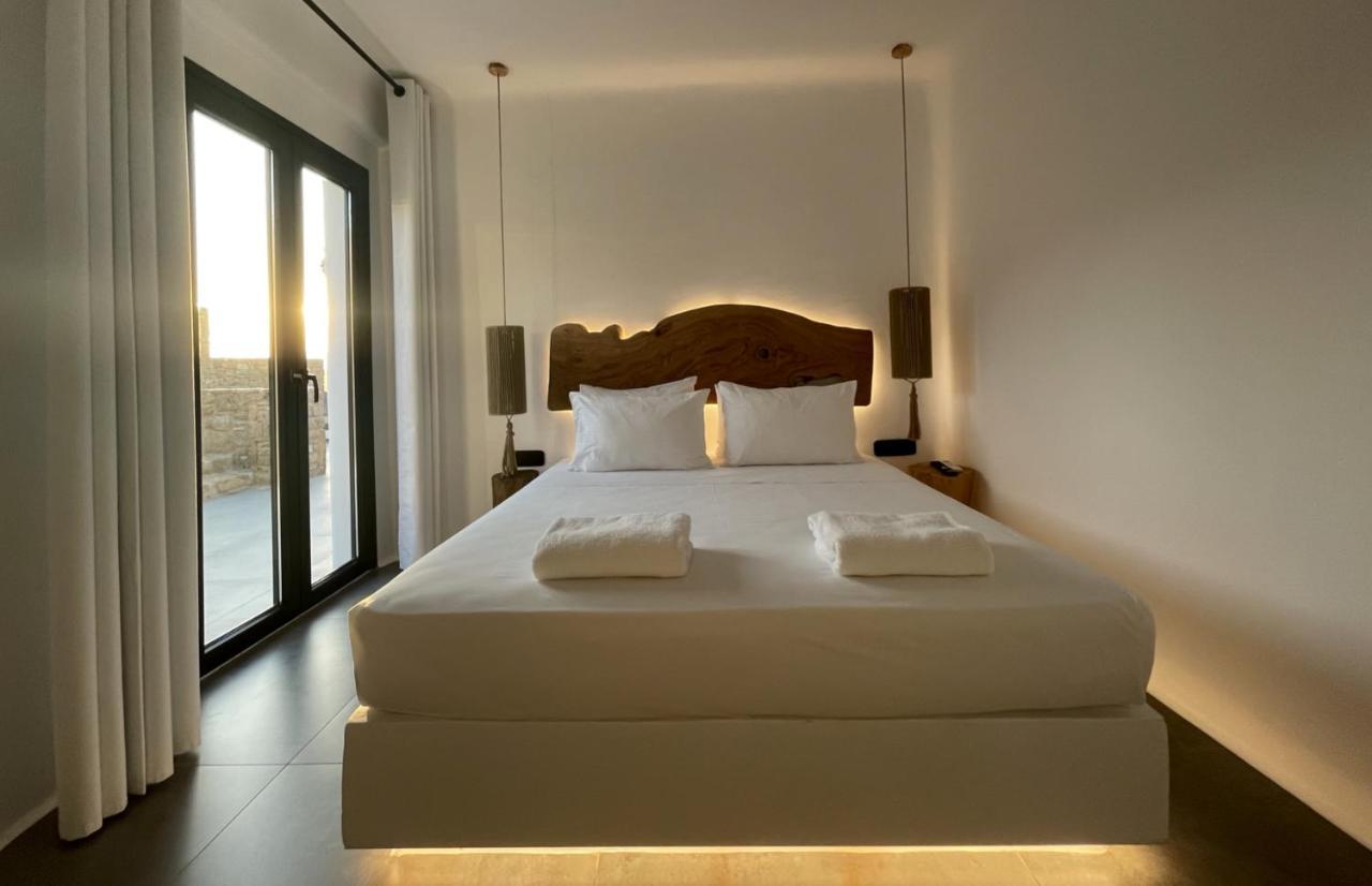 Black And White Ftelia - Mykonos Villa