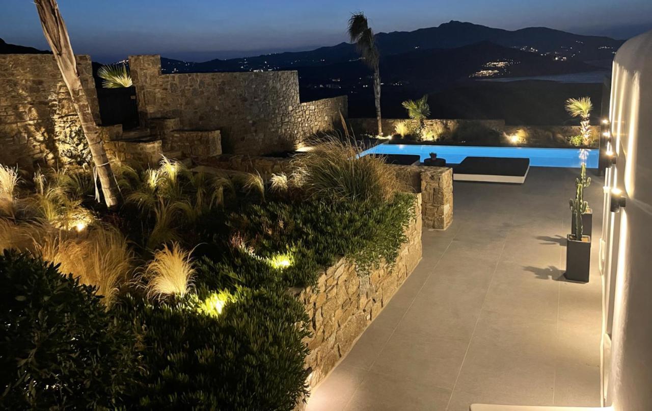 Black And White Ftelia - Mykonos Villa *
