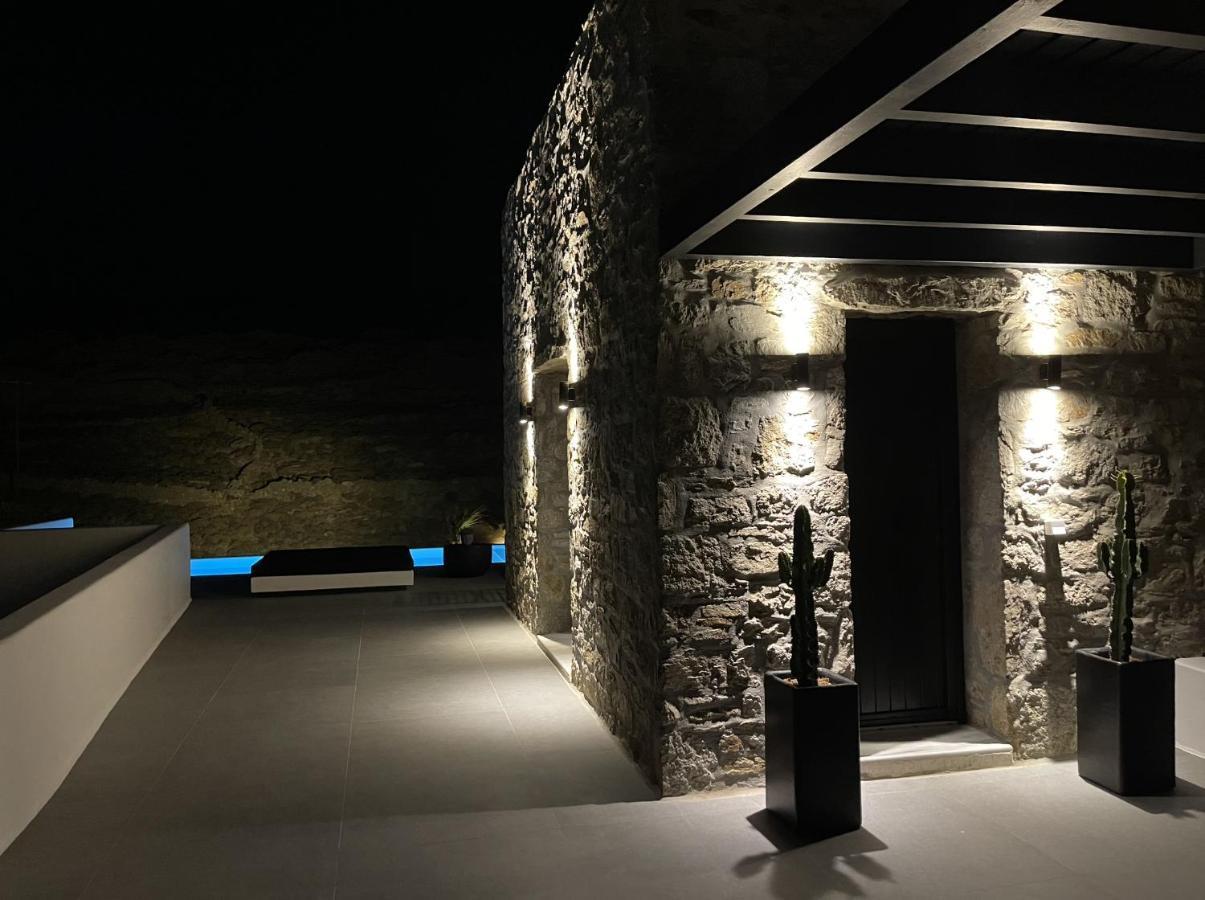 Black And White Ftelia - Mykonos Villa