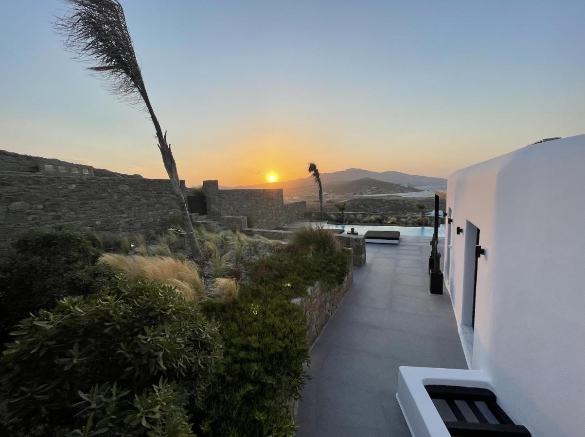 Black And White Ftelia - Mykonos Villa *