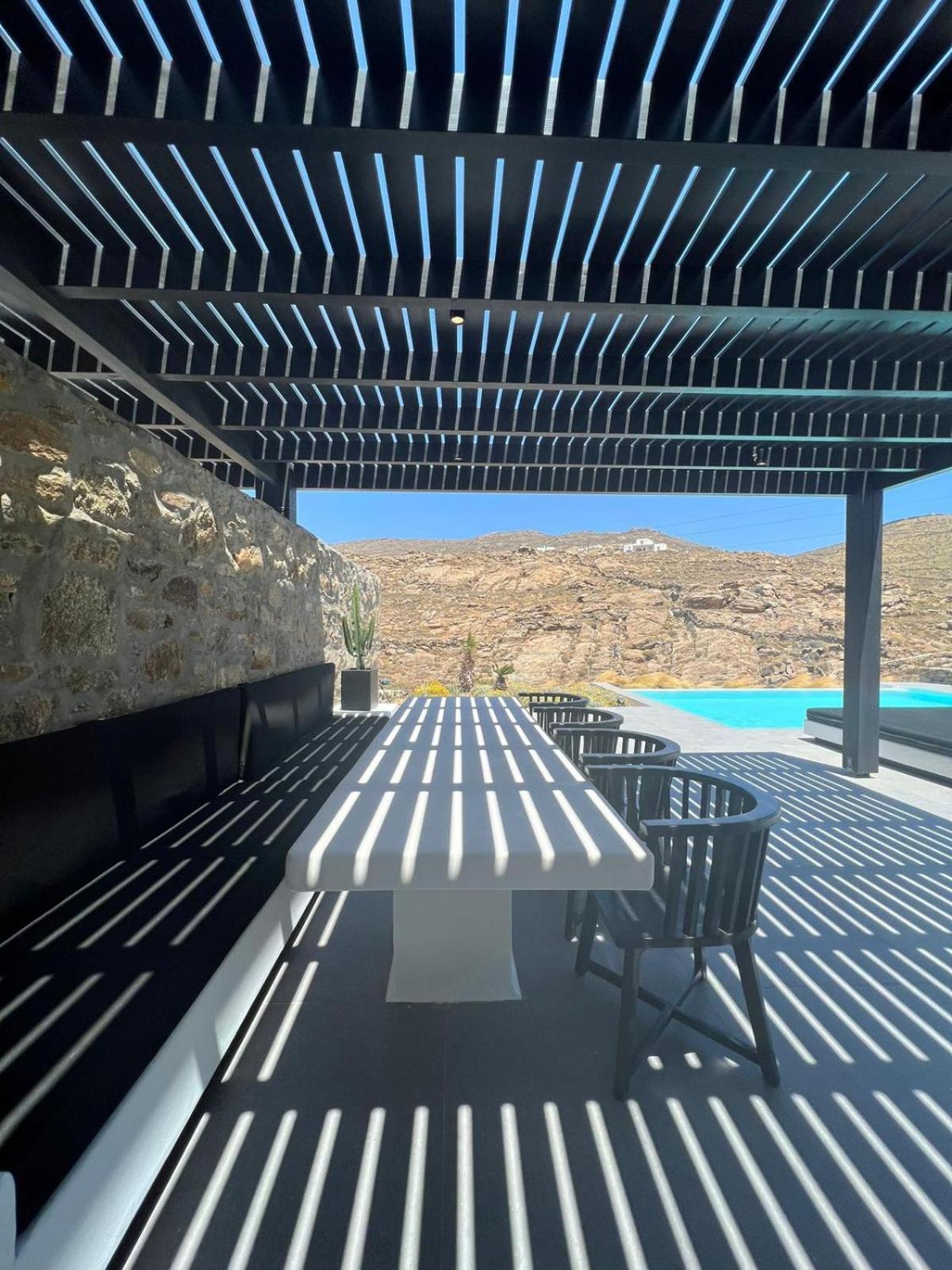 Black And White Ftelia - Mykonos Villa *