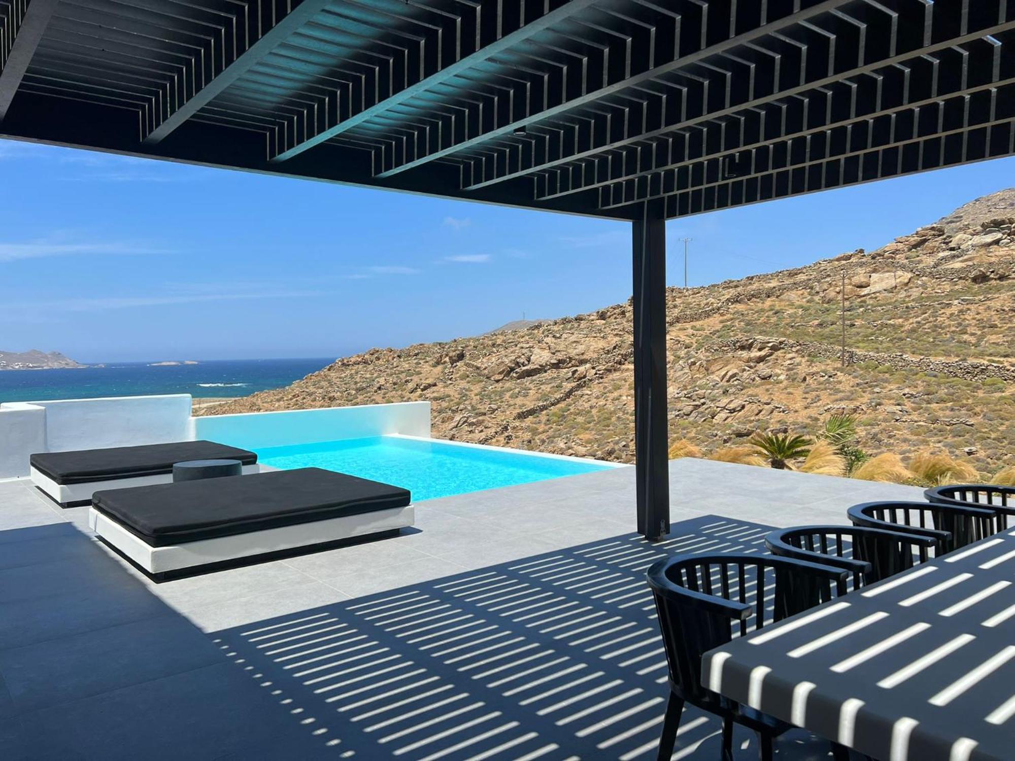 Black And White Ftelia - Mykonos Villa
